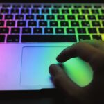 Se poate repara o tastatură iluminată? Când merită, când nu și ce trebuie să știi înainte